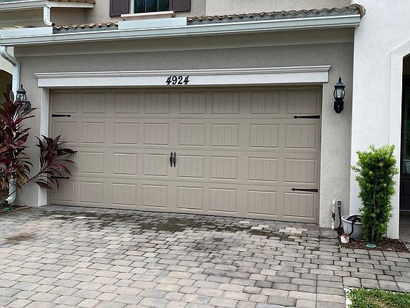 3rd image of 4924 Greenway Drive