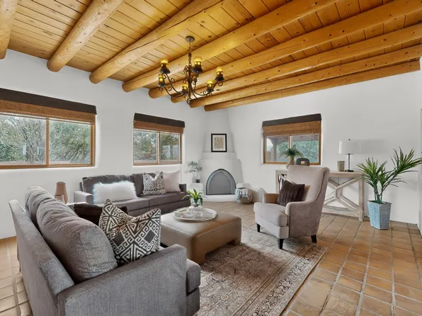 31 Entrada, Santa Fe, NM 87507