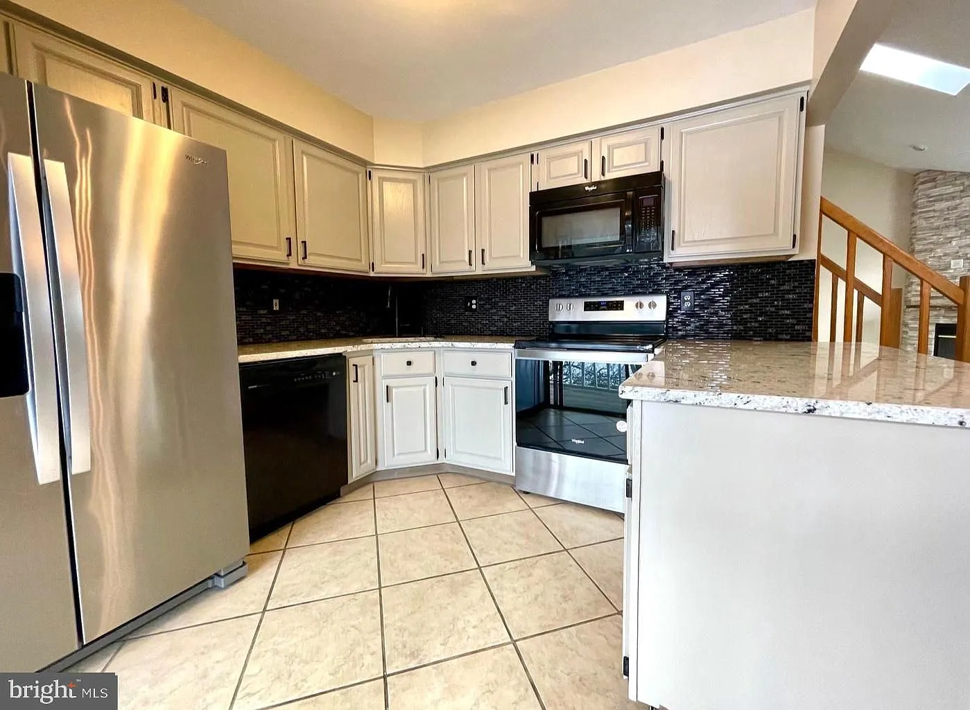 3 bed, 2.0 bath, 1356 sqft, $3,050 — Photo 3