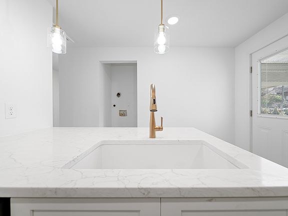 5th image of 2115 Carter St