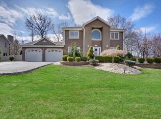 11 Pension Hill Rd, Manalapan, NJ 07726