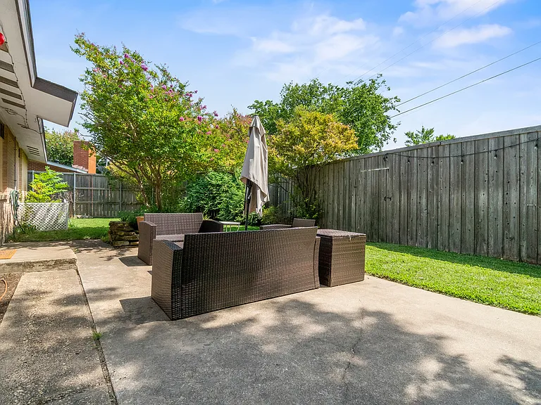 1511 Meadow View Dr — Photo 25