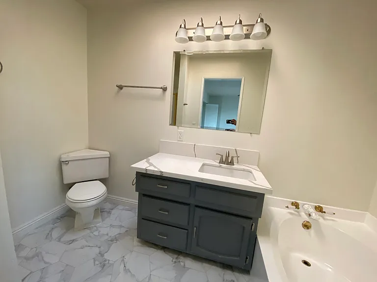 352 E College St — Photo 11