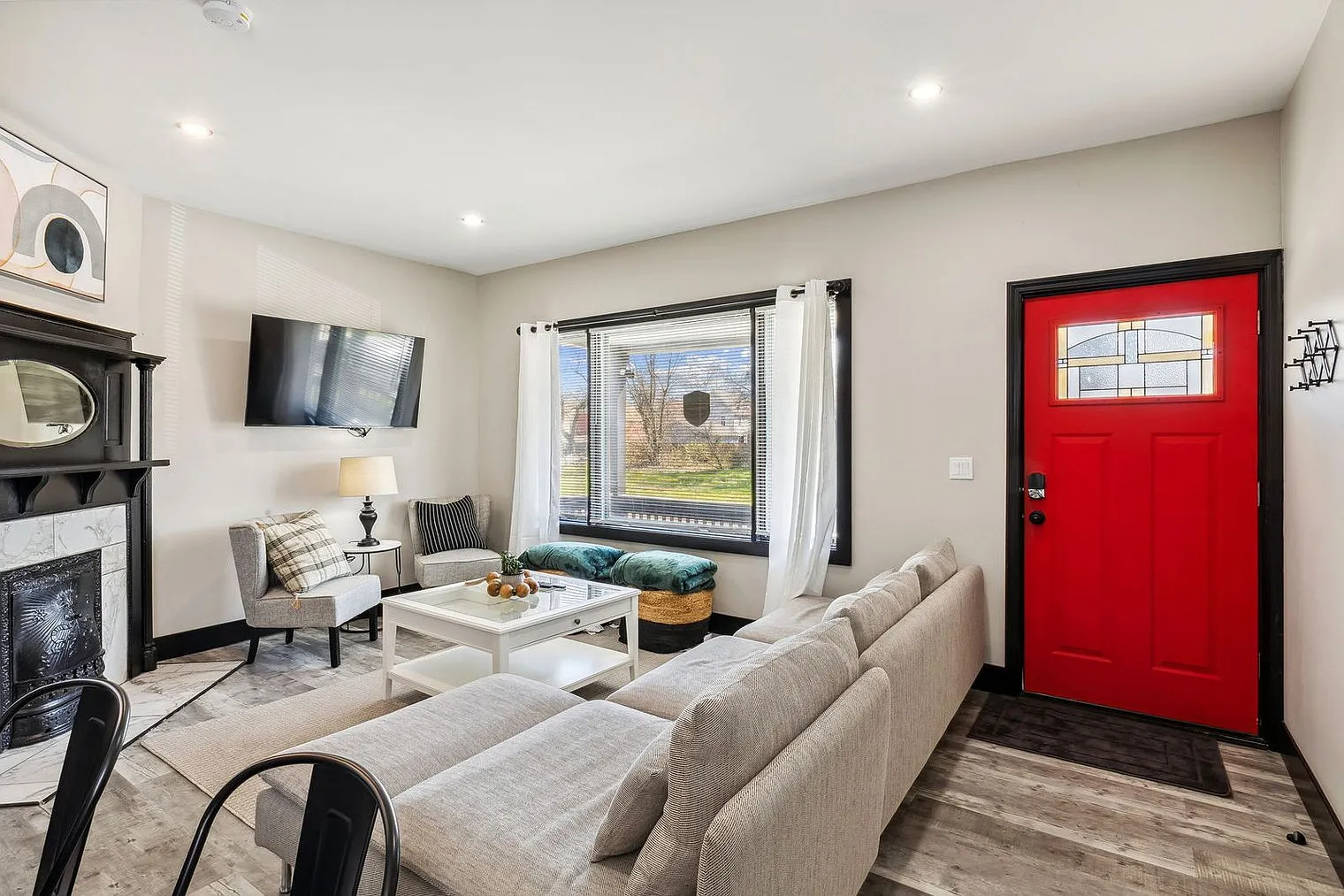 4 bed, 2.0 bath, 2077 sqft, $4,512 — Photo 2