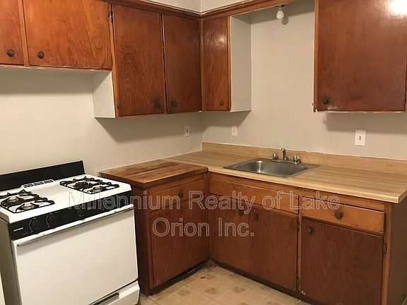 5th image of 105 Walnut St