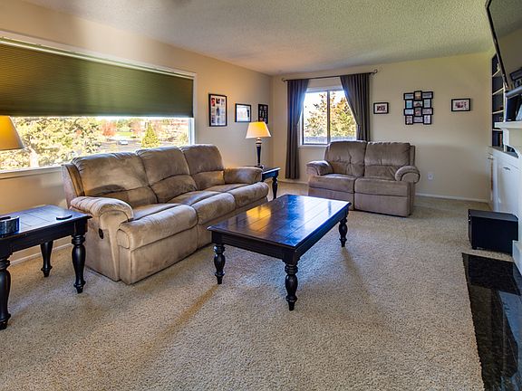4th image of 921 SW Canyon Dr