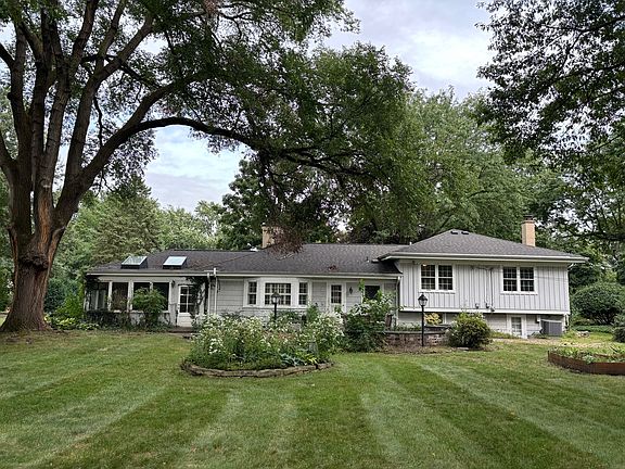 3rd image of 1116 Woodview Rd