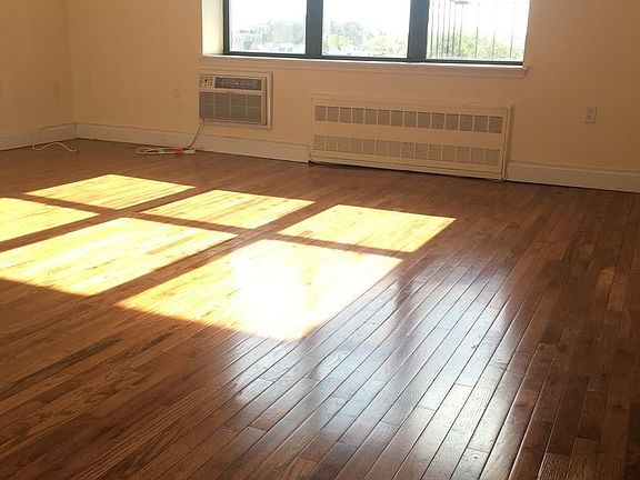 3rd image of 346 E 29th St APT Le