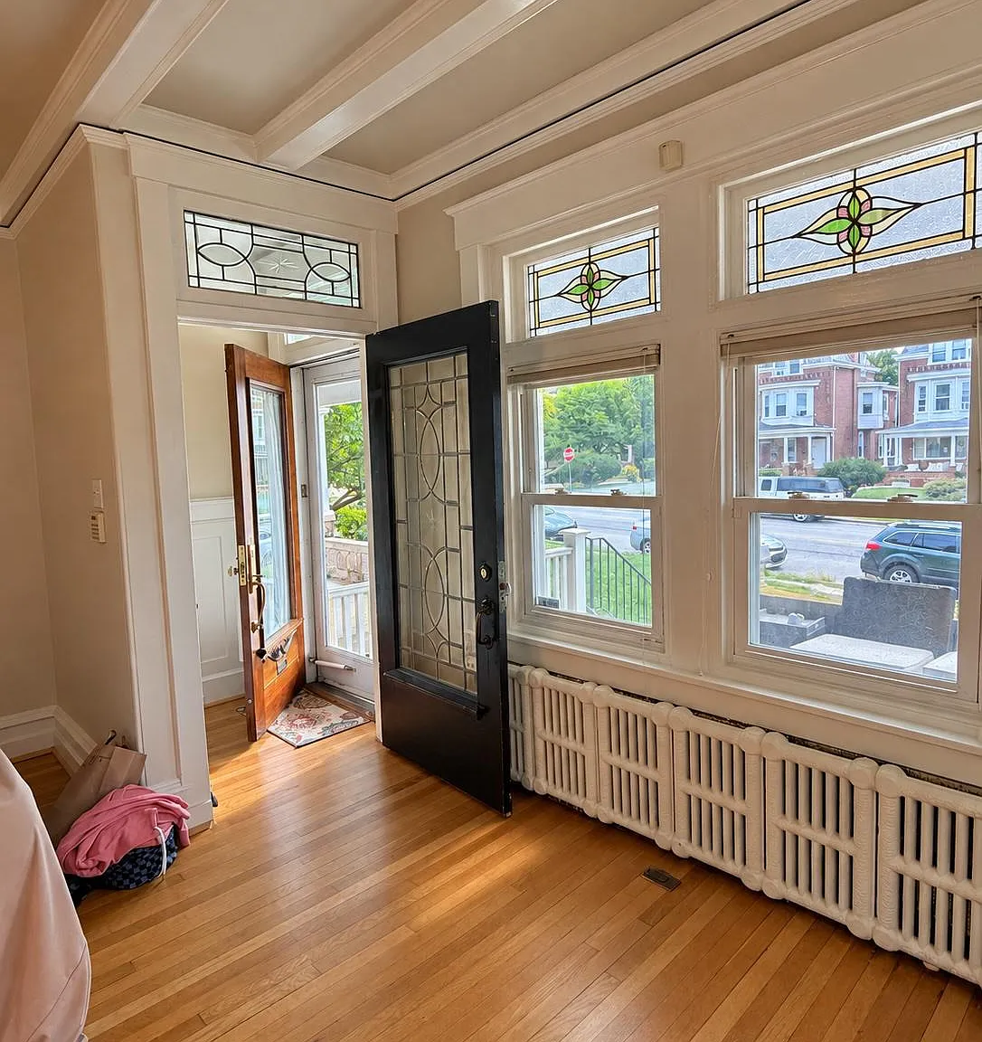 4 bed, 1.0 bath, 2424 sqft, $2,500 — Photo 2