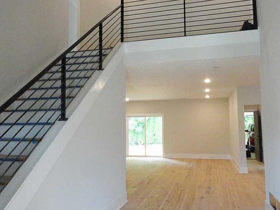 3rd image of 425 Beacon Hill Dr