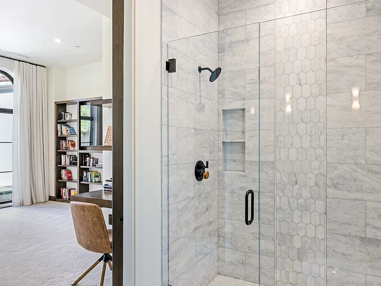 Suite 4 Bathroom