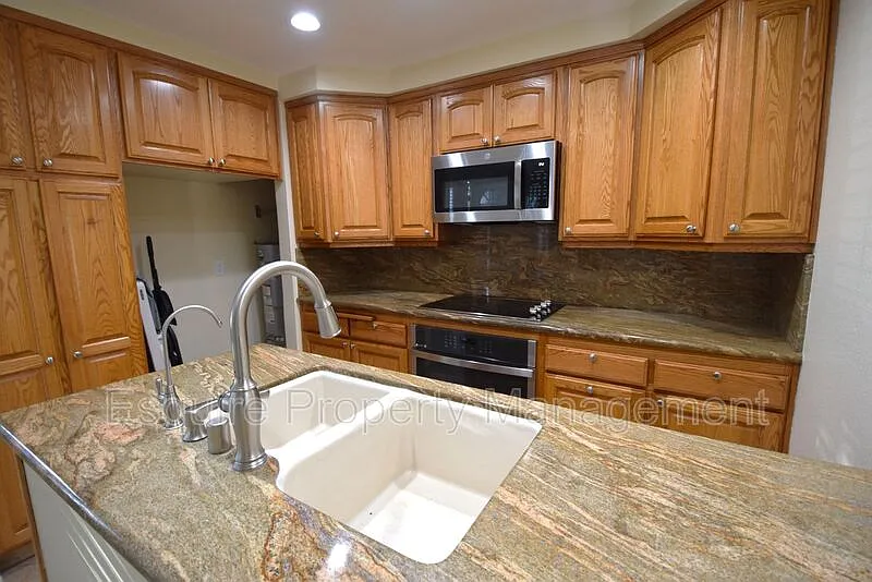 2 bed, 1.0 bath, 810 sqft, $2,550 — Photo 4