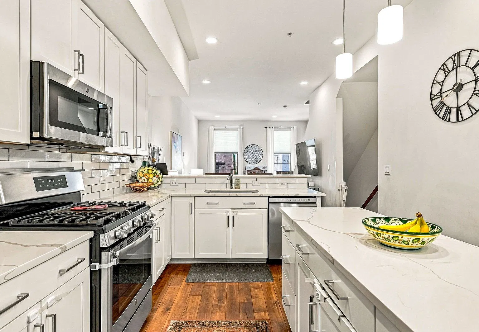 3 bed, 4.0 bath, 2104 sqft, $3,900 — Photo 1