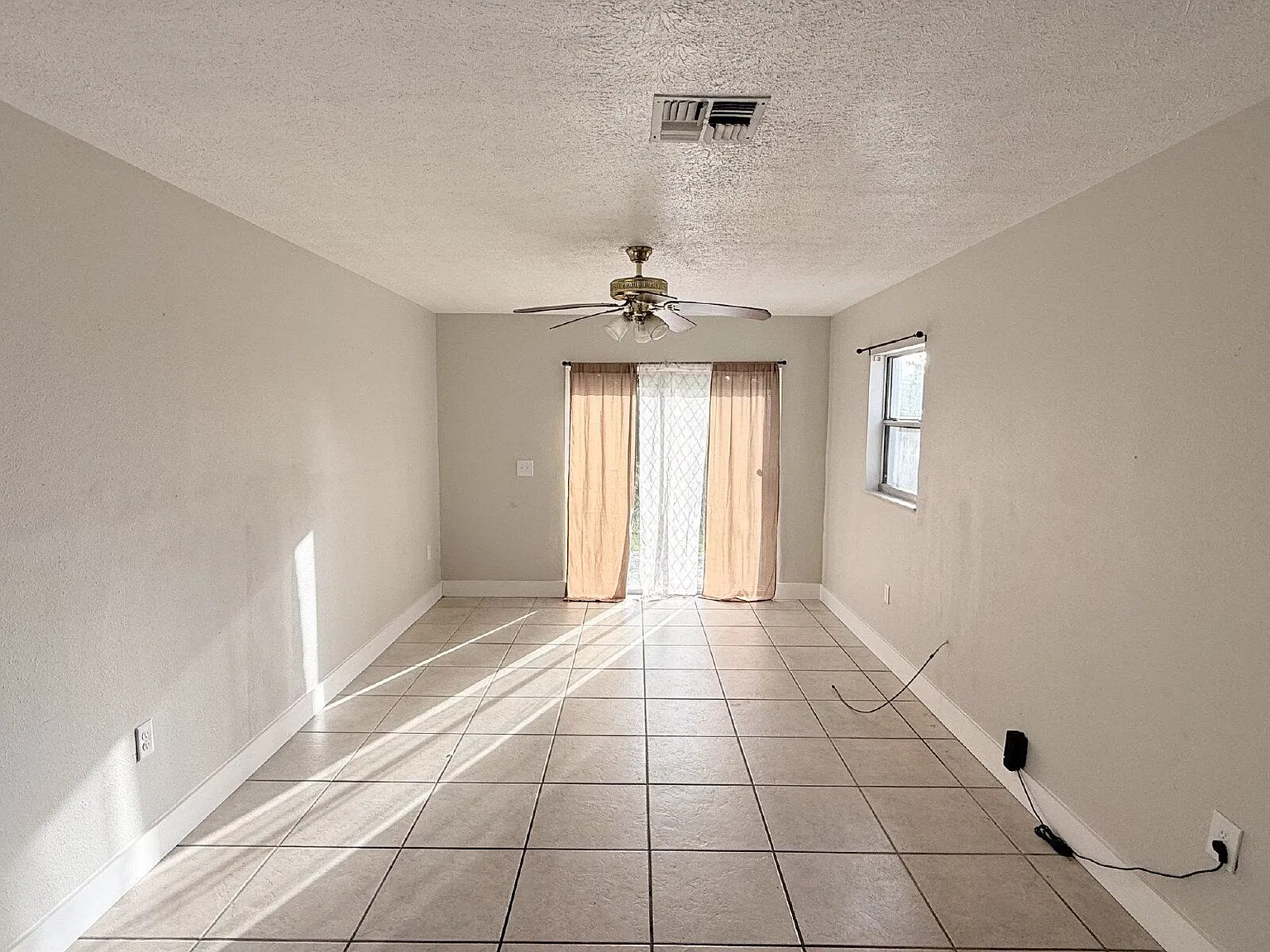 2 bed, 1.0 bath, 880 sqft, $1,200 — Photo 2