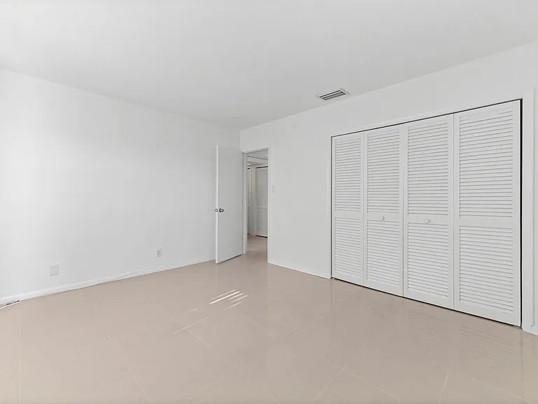 2755 NE 28th Ave #F1 — Photo 20