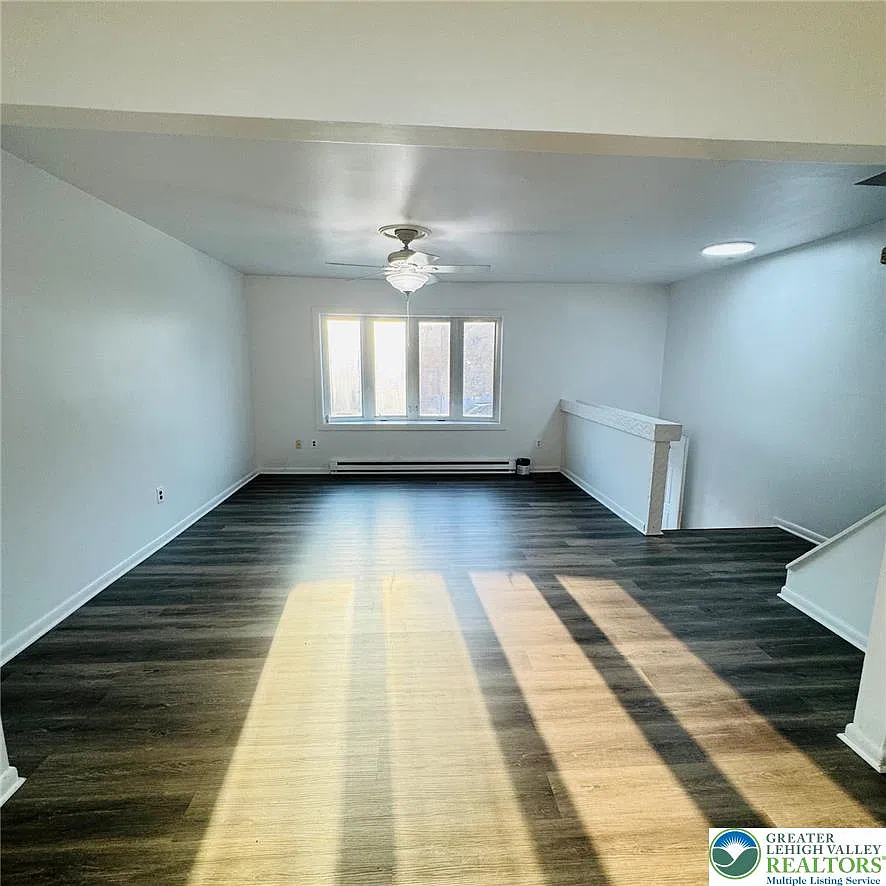 3 bed, 1.5 bath, 1696 sqft, $2,100 — Photo 2