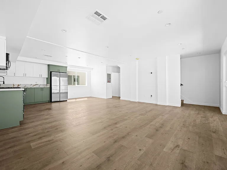 6830 Hazeltine Ave — Photo 35