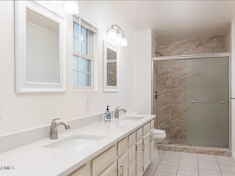 2907 S Elm St — Photo 22