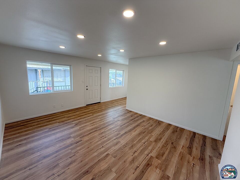1st image of 912 E 4th St #5