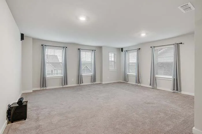3 bed, 1966 sqft, $2,500 — Photo 3
