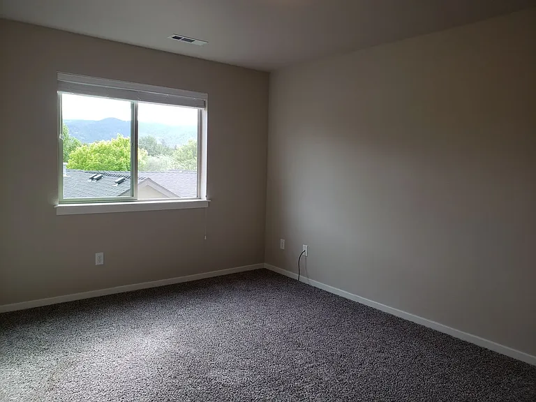 249-261 Hiatt Ln — Photo 6
