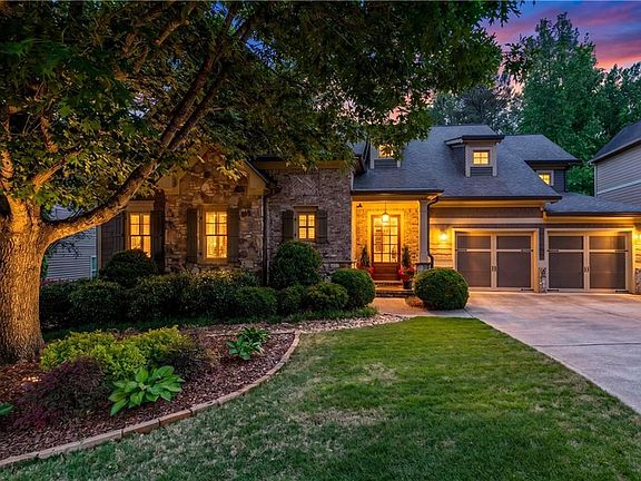 3rd image of 136 Lullwater Ln
