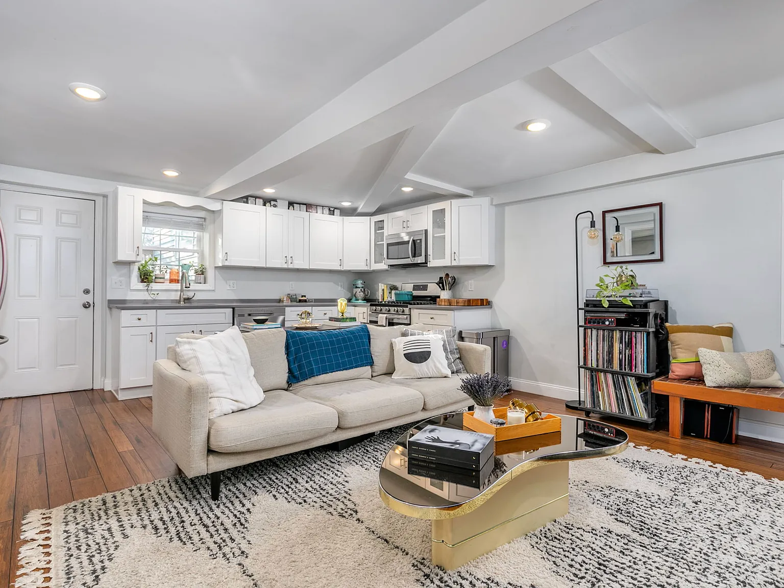 2 bed, 900 sqft, $2,850 — Photo 2
