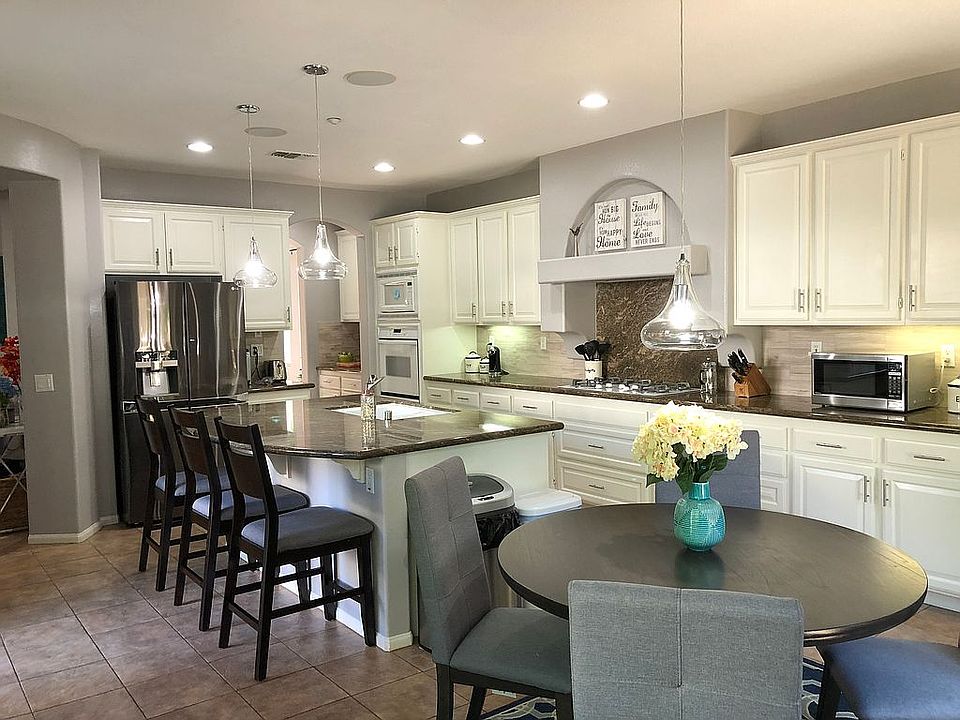 Gorgeous Eat in Kitchen!
