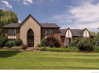 30 Stonybrook Ln, Williamsville, NY 14221