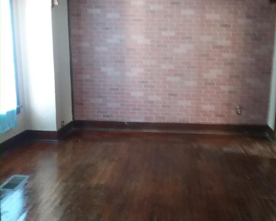1st image of 1023 W 22nd St