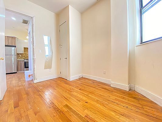 5th image of 322 Malcolm X Blvd APT 1R