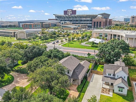 Historic District, walk to Kyle Field!