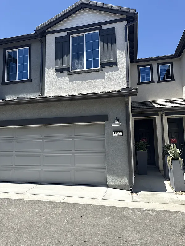 3 bed, 2.5 bath, 1658 sqft, $3,100 — Photo 2