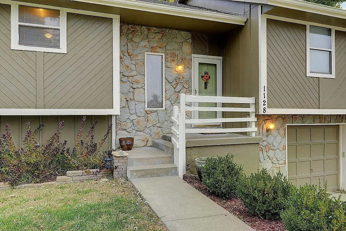 4 bed, 1700 sqft, $2,250 — Photo 4