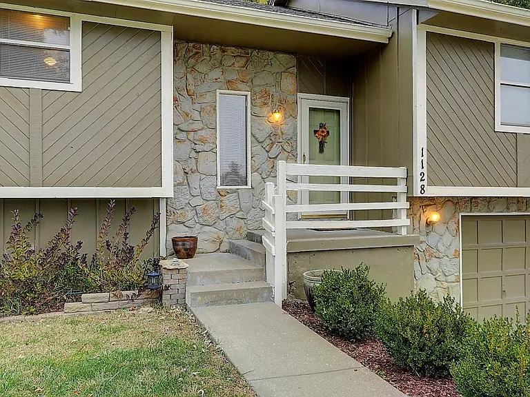 1128 NE Barnes Dr — Photo 4