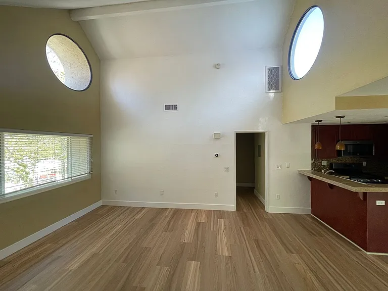 325 N Melrose Dr #H — Photo 8