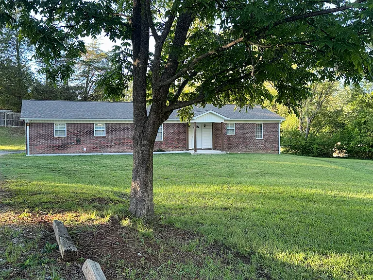 204 Armstrong Ln — Photo 25