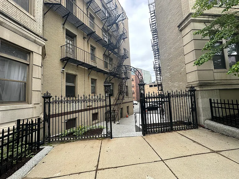 60 Charlesgate E #124 — Photo 17