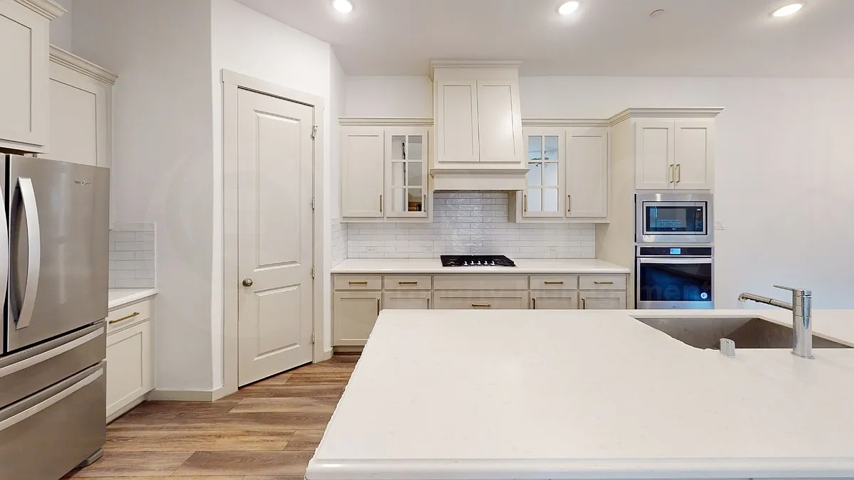 3 bed, 3.0 bath, 2256 sqft, $3,399 — Photo 4