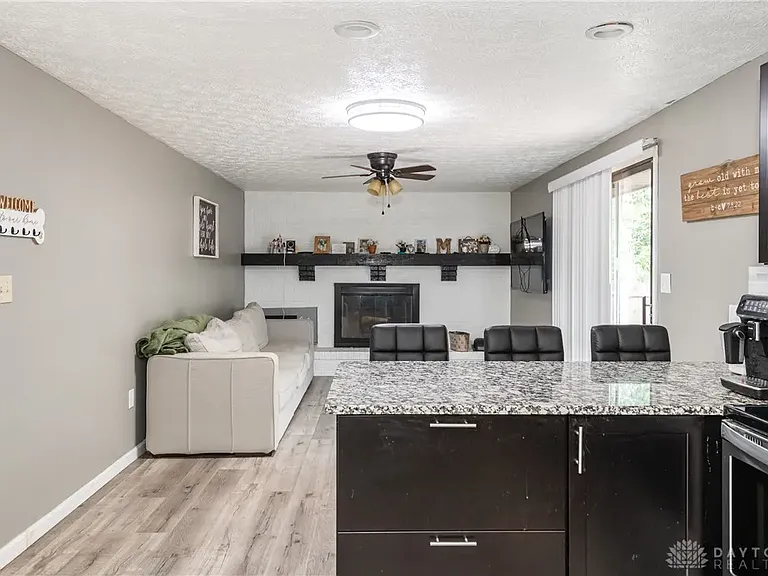 2401 Kewanna Ln — Photo 15