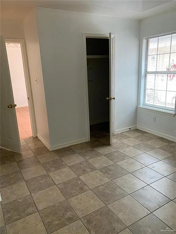 3 bed, 2.0 bath, 3780 sqft, $850 — Photo 4
