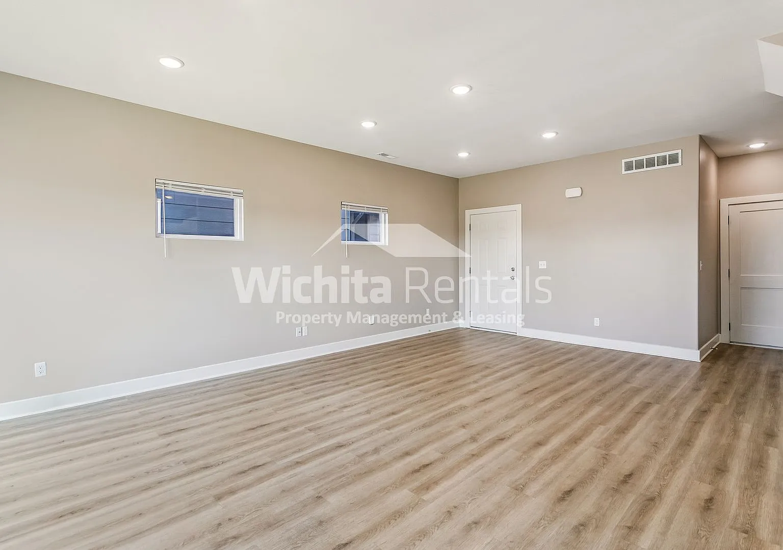 Newer 4 bedroom 2.5 bath duplex - NE Wichita — Photo 2