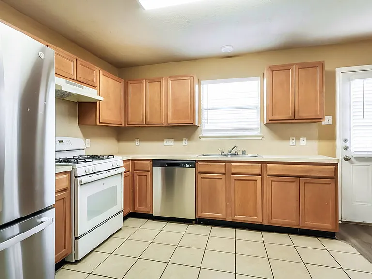 21211 Linden House Ct — Photo 10