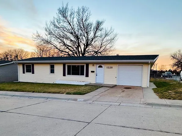 1228 Candace Dr, Ogallala, NE 69153