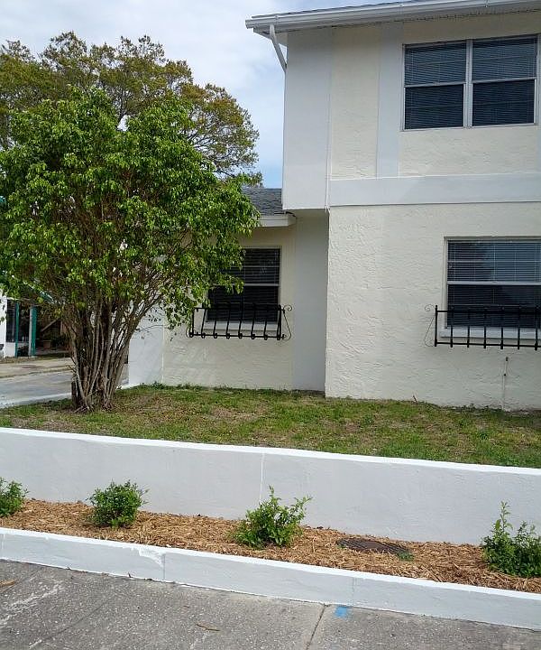 2nd image of 2085 Loma Linda Way N