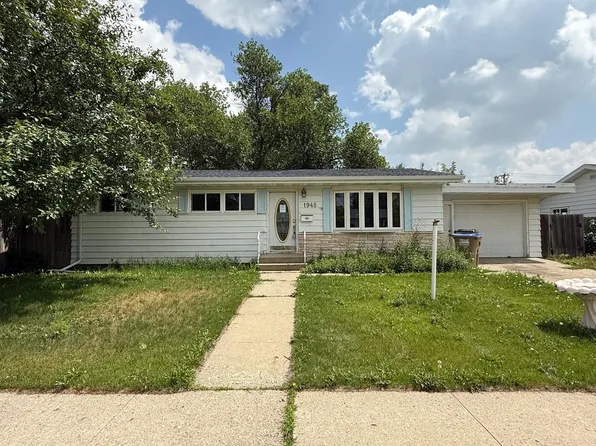 1948 3rd St NW, Minot, ND 58703