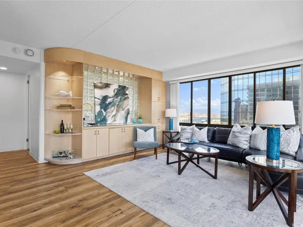 700 Richards St APT 2204, Honolulu, HI 96813