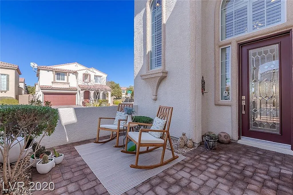 3 bed, 2.5 bath, 1919 sqft, $2,500 — Photo 2