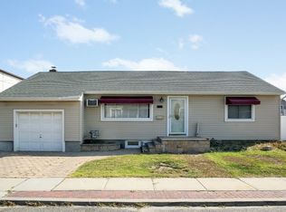 812 S 8th St, Lindenhurst, NY 11757