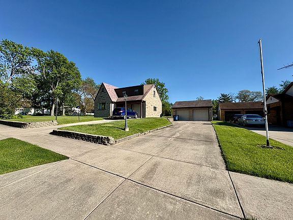 3rd image of 216 Berens St